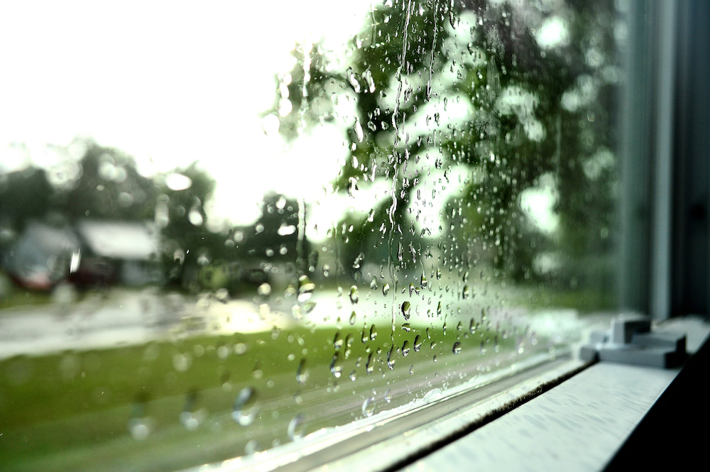 มุมมองออกนอกหน้าต่างในขณะที่ฝนตก