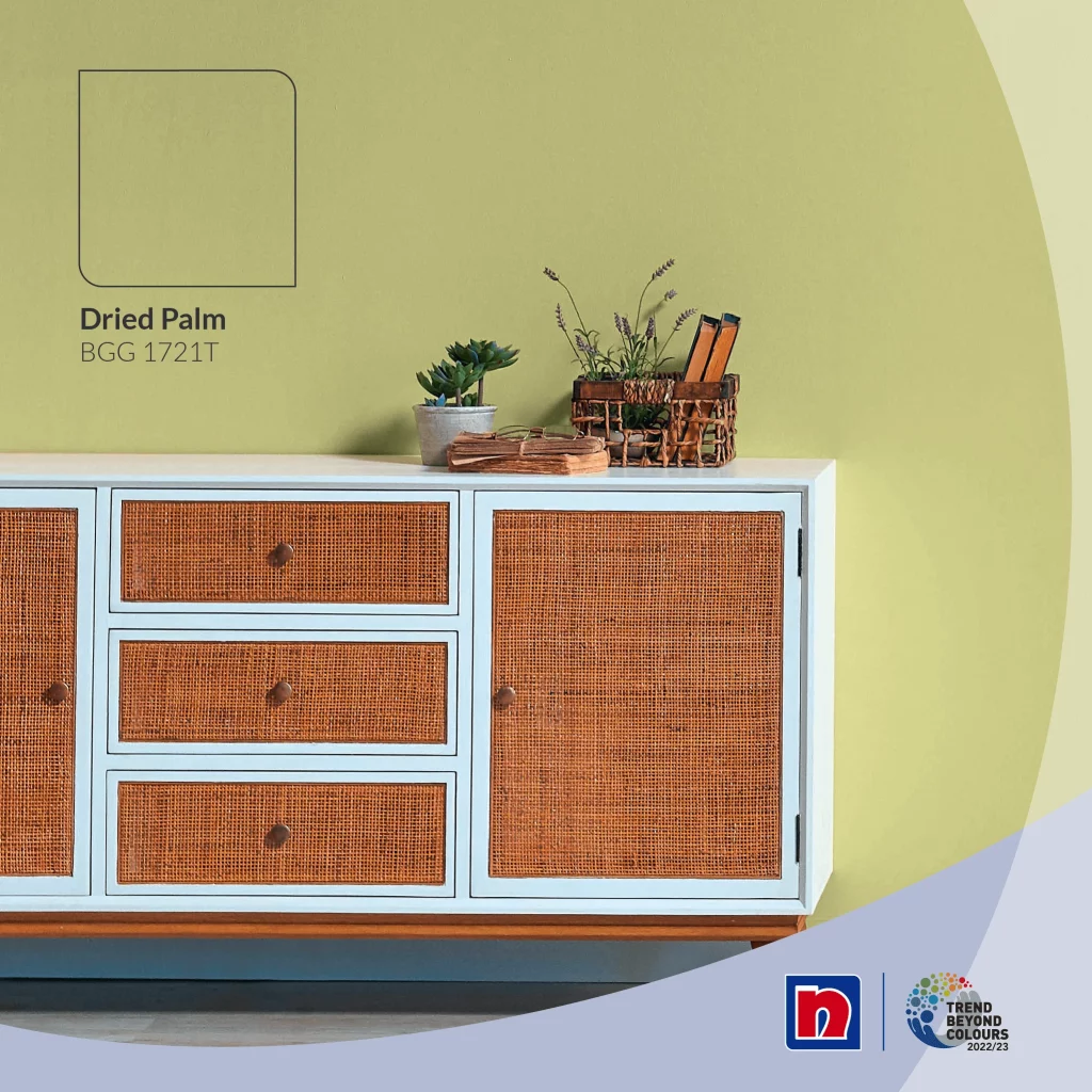 ผนังห้องโทนสีเขียวอ่อน Dried Palm BGG 1721T กับชั้นวางสีขาว